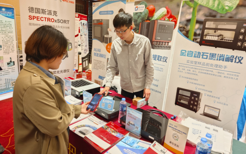 格丹納業務經理為用戶介紹儀器 格丹納業務經理為用戶介紹儀器