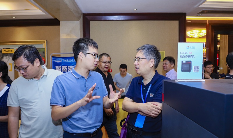 格丹納業(yè)務(wù)經(jīng)理與參會人員互相交流儀器經(jīng)驗(yàn) 格丹納業(yè)務(wù)經(jīng)理與參會人員互相交流儀器經(jīng)驗(yàn)